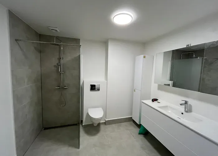 Riverview With Private Balcony And Free Parking Διαμέρισμα